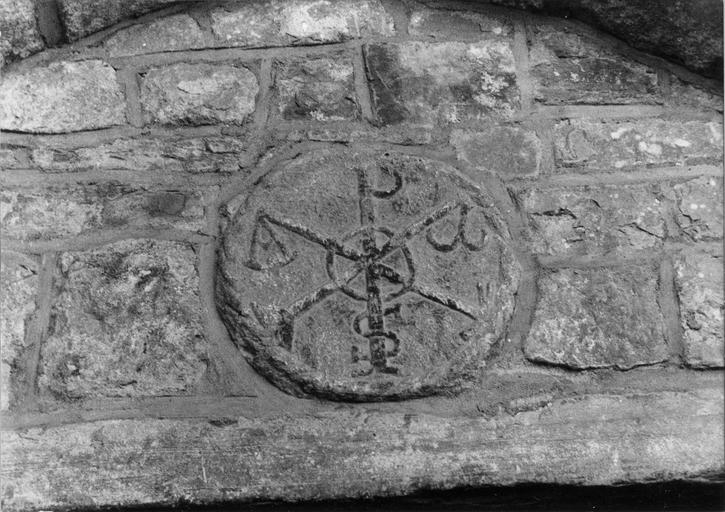 Pierre de taille circulaire ornée d'un chrisme en relief, pierre taillée