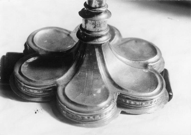 Calice : détail de la croix gravée sur le pied polylobé, argent doré