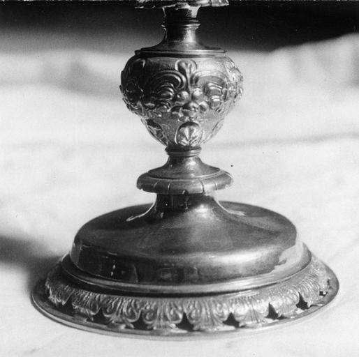 Ciboire : détail du noeud aux bouquets de fruits et fleurs, et du pied orné d'une frise fleurdelisée ajourée, argent doré