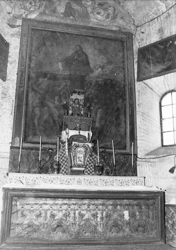 Antependium, tabernacle en forme d'urne surmonté de la statue de Notre Dame de Vic, retable formé par un tableau représentant la Vierge entre saint Roch et saint Sébastien