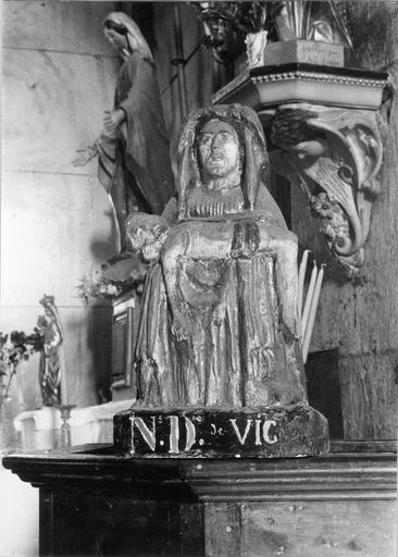 Groupe sculpté : Vierge de Pitié dite « Notre-Dame-de-Vic »,bois sculpté, peint