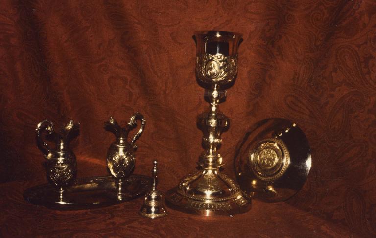 Calice et sa patène, burettes, plateau à burettes et clochette, décor de scènes de la Passion sur le calice, argent doré - © Ministère de la Culture (France), Médiathèque du patrimoine et de la photographie (objets mobiliers), tous droits réservés