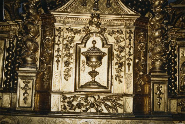 Tabernacle : détail de la porte sculptée d'un ciboire en demi-relief, de chutes de fleurs, d'épis de blé et de grappes de raisin, bois sculpté, doré - © Ministère de la Culture (France), Médiathèque du patrimoine et de la photographie (objets mobiliers), tous droits réservés