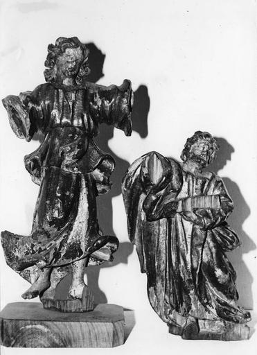 Deux statuettes mutilées représentant probablement un ange et un saint, bois sculpté ; provenant d'un tabernacle