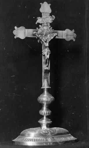 Croix d'autel aux branches terminées par des feuilles stylisées et au socle gravé de rinceaux végétaux, argent