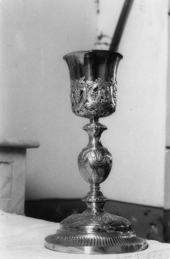 Calice aux médaillons alternant grappes de raisin et épis de blé et décor de frises de feuilles ou de godrons, argent et argent doré