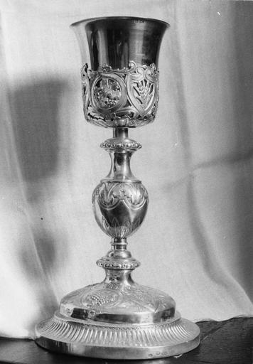 Calice aux médaillons alternant grappes de raisin et épis de blé et décor de frises de feuilles ou de godrons, argent et argent doré