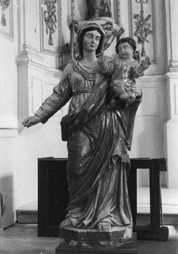 Groupe sculpté : Vierge à l'Enfant, avec Jésus bénissant de la main droite, bois sculpté, peint, doré