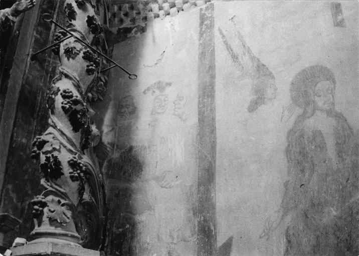 Peinture monumentale : trois personnages en conversation, un ange et une sainte femme (Marie-Madeleine ?), peinture sur enduit