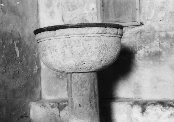 Fonts baptismaux à cuve circulaire montée sur une colonnette, grès taillé