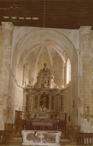 Retable architecturé à deux niveaux, dit de sainte Suzanne, abritant une statue, et surmonté d'un bas-relief, bois sculpté, peint, doré