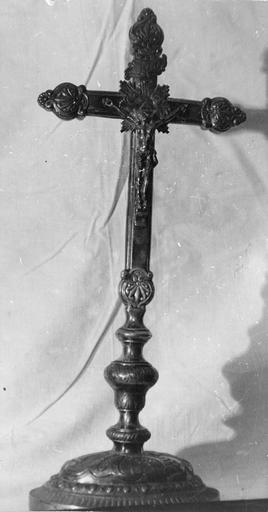 Croix d'autel aux branches terminées par des palmettes, socle et noeud gravé de frises de feuilles et de volutes, argent