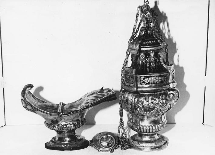 Encensoir, navette à encens au décor de feuilles de chêne et glands, feuilles d'acanthe et autres motifs végétaux, argent - © Ministère de la Culture (France), Médiathèque du patrimoine et de la photographie (objets mobiliers), tous droits réservés