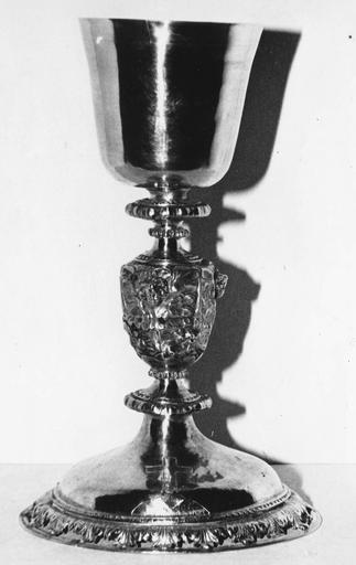 Calice au noeud orné de chérubins et au pied gravé d'une croix, argent et argent doré - © Ministère de la Culture (France), Médiathèque du patrimoine et de la photographie (objets mobiliers), tous droits réservés