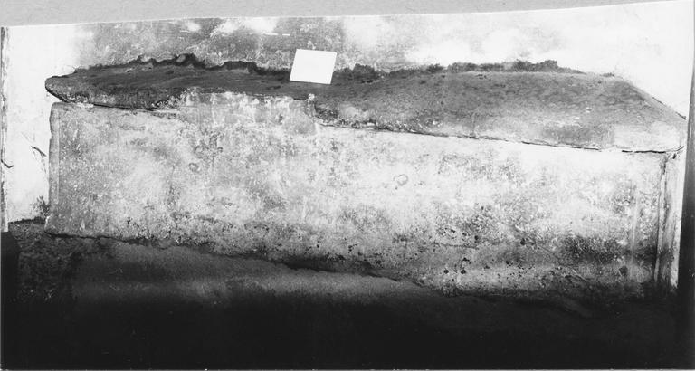 Sarcophage en pierre taillée, encastré derrière l'autel