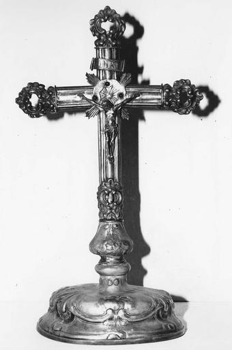 Croix d'autel au branches terminées par des cartouches feuillagés, pied orné d'arabesques et de fleurettes, argent