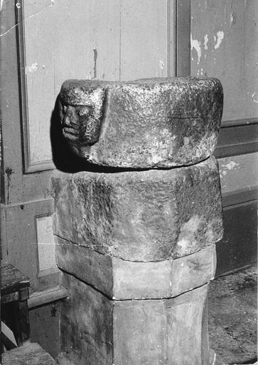 Bénitier sculpté d'une tête de personnage, marbre taillé, sculpté