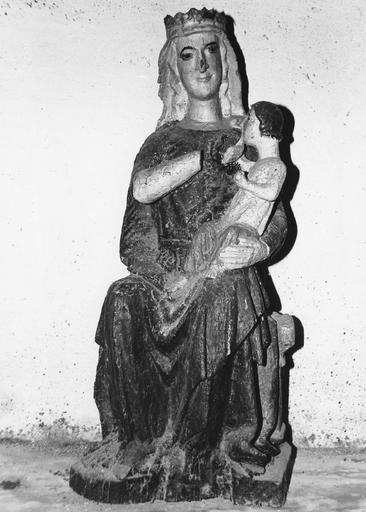 Groupe sculpté : Vierge allaitant, bois sculpté, peint
