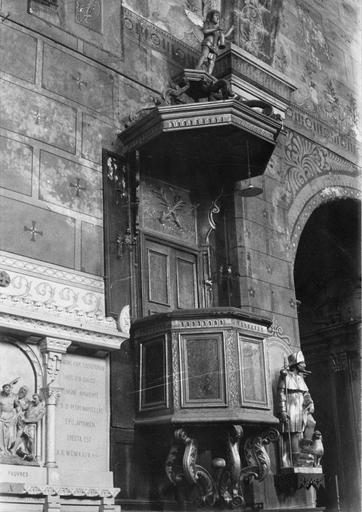 Chaire à prêcher : abat-voix surmonté d'un ange annonciateur, garde-corps aux panneaux moulurés, simplement séparés par des chutes de feuilles de laurier, tribune soutenue par de grosses volutes sculptées, bois sculpté, taillé - © Ministère de la Culture (France), Médiathèque du patrimoine et de la photographie (objets mobiliers), tous droits réservés