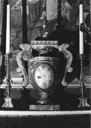 Tabernacle en forme de vase surmonté du Livre aux 7 Sceaux, aux anses en forme de volutes, bois sculpté, peint en faux marbre, doré - © Ministère de la Culture (France), Médiathèque du patrimoine et de la photographie (objets mobiliers), tous droits réservés