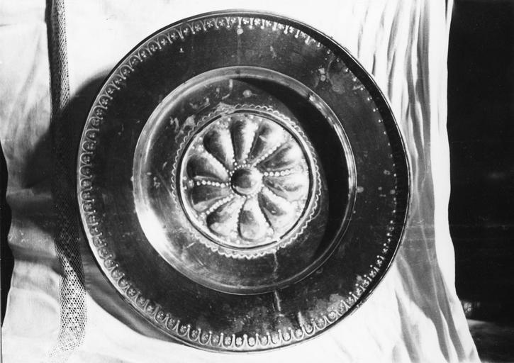 Plat à quêter dont le centre est orné d'une grosse fleur stylisée travaillée au repoussé, et le marli décoré d'une frise de trèfles, cuivre - © Ministère de la Culture (France), Médiathèque du patrimoine et de la photographie (objets mobiliers), tous droits réservés