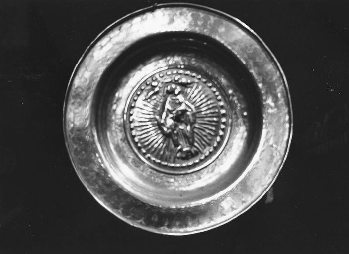 Plat à quêter au décor central travaillé ay repoussé représentant la Vierge à l'Enfant, cuivre