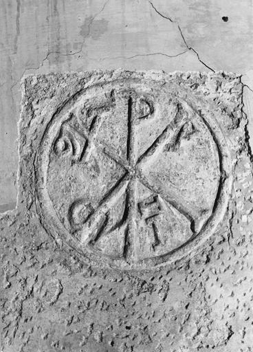 Sculpture : pierre de parement gravée du chrisme
