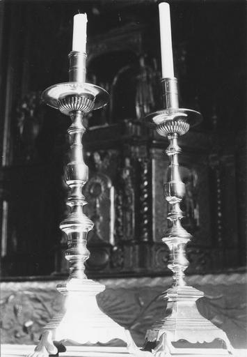Deux chandeliers d'autel de forme balustre, aux trois pieds en forme de pattes d'animal, bronze doré