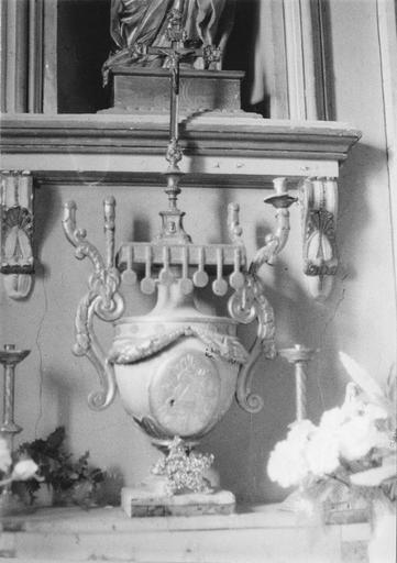 Tabernacle en forme de vase surmonté du Livre aux 7 Sceaux, aux anses en forme de volutes, bois sculpté, peint marbre, doré