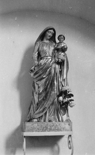 Groupe sculpté : Vierge à l'Enfant, la Vierge tenait quelque chose dans la main droite qui a disparu, bois sculpté, peint, doré