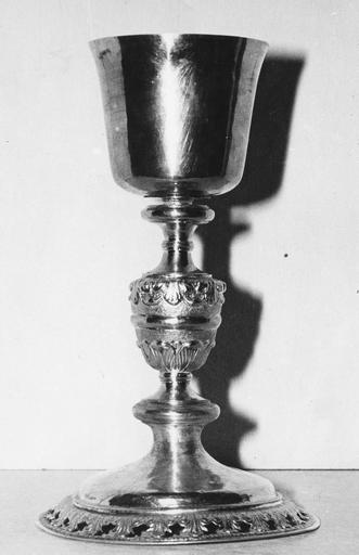Calice au noeud et au pied décoré de frises de feuilles d'acanthe et de feuilles d'eau, argent - © Ministère de la Culture (France), Médiathèque du patrimoine et de la photographie (objets mobiliers), tous droits réservés