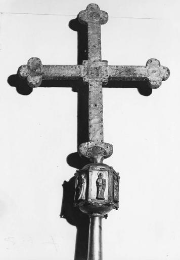 Croix de procession aux branches terminées par des motifs trilobés, et au noeud comportant de petits personnages en relief, dont le Christ, cuivre argenté sur âme de bois - © Ministère de la Culture (France), Médiathèque du patrimoine et de la photographie (objets mobiliers), tous droits réservés