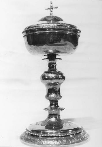 Ciboire au décor repoussé de feuilles d'acanthe et de palmettes, et gravé de branches fleuries, argent doré - © Ministère de la Culture (France), Médiathèque du patrimoine et de la photographie (objets mobiliers), tous droits réservés