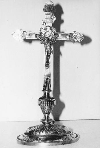 Croix d'autel aux branches terminées par des palmettes, pied et noeud décorés de godrons, frise de feuilles, de ruban, de fleurs, argent