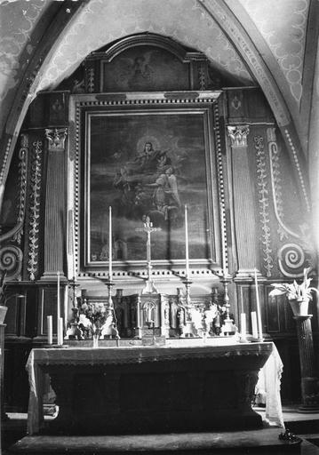 Retable, tableau : L'Assomption, retable architecturé simplement orné de deux pilastres, deux volutes et chutes de fleurs, bois taillé, peint, doré, huile sur toile