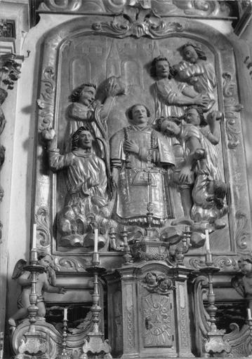 Bas-relief : La lapidation de saint Etienne, panneau central du retable, bois sculpté, peint, doré