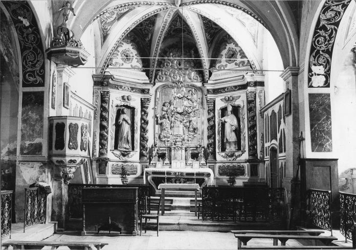 Vue du choeur avec le retable et la chaire à prêcher, bois sculpté, peint, doré