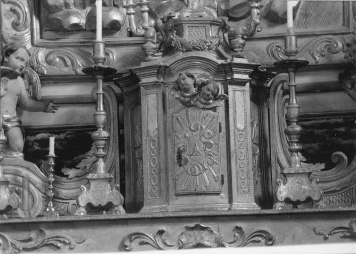 Tabernacle architecturé en forme de lanternon, flanqué de deux volutes surmontées de deux angelots adorateurs, bois sculpté, peint, doré