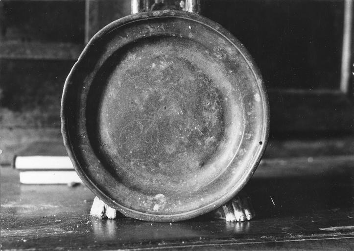 Plat à quêter dépourvu de décor, étain - © Ministère de la Culture (France), Médiathèque du patrimoine et de la photographie (objets mobiliers), tous droits réservés