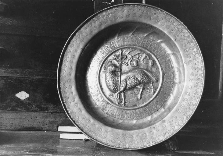 Plat à quêter dont le motif central représente l'Agneau pascal et une inscription en lettres gothiques, travaillés au repoussé, et dont le marli est frappé de deux frises de motifs végétaux, cuivre - © Ministère de la Culture (France), Médiathèque du patrimoine et de la photographie (objets mobiliers), tous droits réservés