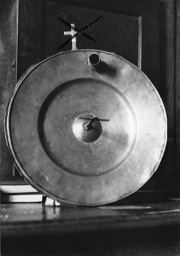 Plat à quêter dépourvu de décor, présentant une croix fixée en son centre, et un emplacement pour cierge sur le marli, cuivre - © Ministère de la Culture (France), Médiathèque du patrimoine et de la photographie (objets mobiliers), tous droits réservés