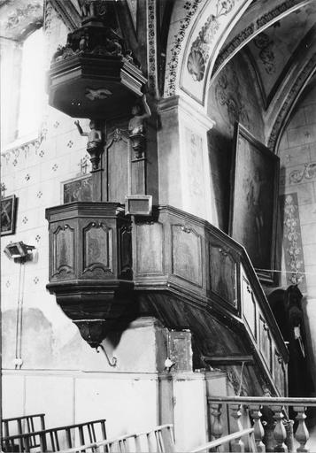 Chaire à prêcher dont le dorsal et l'abat-voix sont reliés par deux atlantes en buste, garde-corps de la tribune à panneaux moulurés, bois sculpté, peint - © Ministère de la Culture (France), Médiathèque du patrimoine et de la photographie (objets mobiliers), tous droits réservés