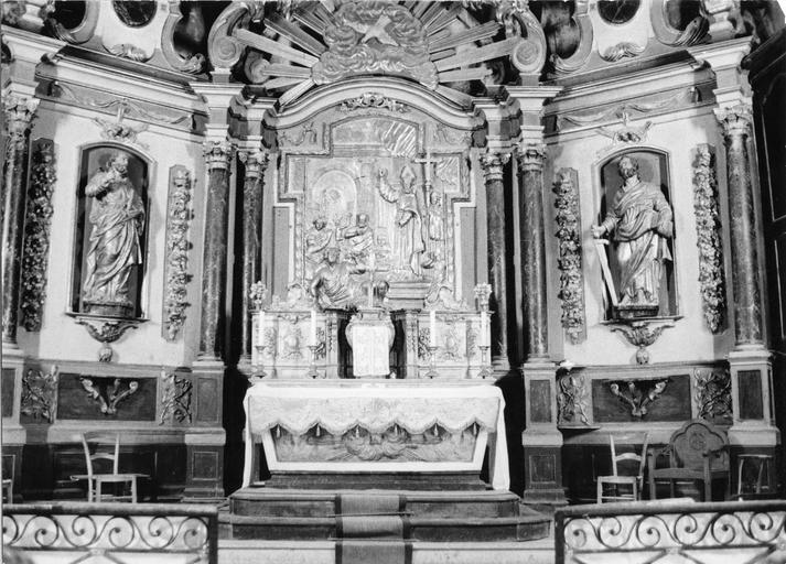 Retable, bas-relief, statues (2) : Saint Lizier guérissant un possédé, Saint Pierre, Saint Paul, retable architecturé monumental surmonté d'un dais d'autel, bois sculpté, peint, doré - © Ministère de la Culture (France), Médiathèque du patrimoine et de la photographie (objets mobiliers), tous droits réservés
