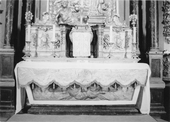 Autel sculpté d'une nuée rayonnante et du symbole de la Trinité, tabernacle composé d'une partie centrale en forme d'urne, encastrée dans une partie architecturée, bois sculpté, doré - © Ministère de la Culture (France), Médiathèque du patrimoine et de la photographie (objets mobiliers), tous droits réservés
