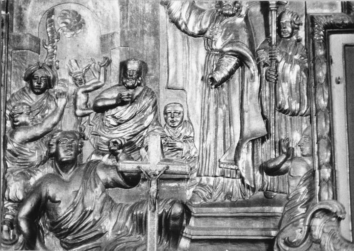 Retable, bas-relief : détail de la partie inférieure montrant un démon s'échappant du corps d'un homme allongé au sol, bois sculpté, doré - © Ministère de la Culture (France), Médiathèque du patrimoine et de la photographie (objets mobiliers), tous droits réservés