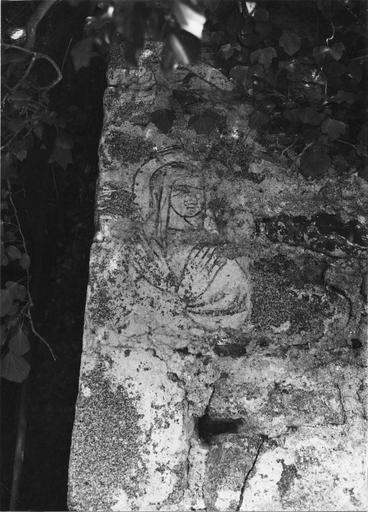 Peinture monumentale : détail de la Vierge, bras croisés sur la poitrine, probablement placée près de la croix, peinture sur enduit