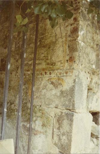 Peinture monumentale : composition séparée en deux registres, avec, au registre inférieur, des têtes de saints personnages, peinture sur enduit