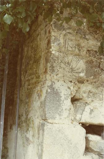 Peinture monumentale : détail de la Vierge, bras croisés sur la poitrine, probablement placée près de la croix, peinture sur enduit