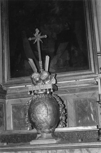 Tabernacle en forme de vase sans anses, surmonté par le Livre aux 7 Sceaux et deux chérubins, décoré du signe de la Trinité et de guirlandes de fleurs retombant sur la panse, bois sculpté, doré - © Ministère de la Culture (France), Médiathèque du patrimoine et de la photographie (objets mobiliers), tous droits réservés