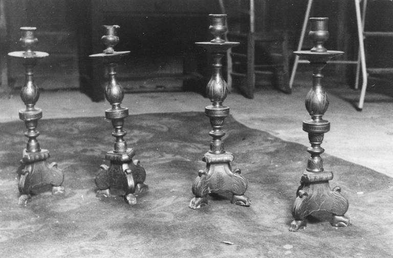 Quatre chandeliers d'autel de forme balustre, à socle tripode, décor gravé de motifs végétaux, bois taillé, tourné, gravé, doré - © Ministère de la Culture (France), Médiathèque du patrimoine et de la photographie (objets mobiliers), tous droits réservés